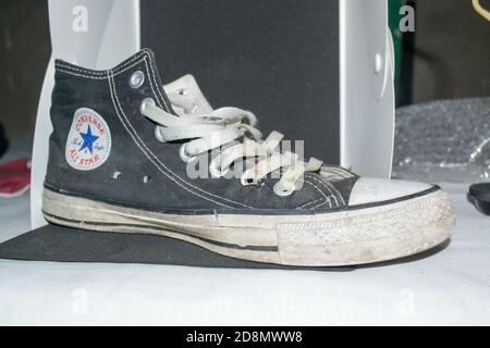 Alte schmutzige Paar High Cut converse alle Sterne Schuhe, die ursprünglich als Basketballschuhe vor entwickelt wurde. Berühmte Schuhe von Chuck taylor Stockfoto