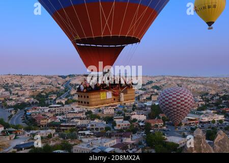 Touristen im Heißluftballon fliegen in Kappadokien, Türkei Stockfoto