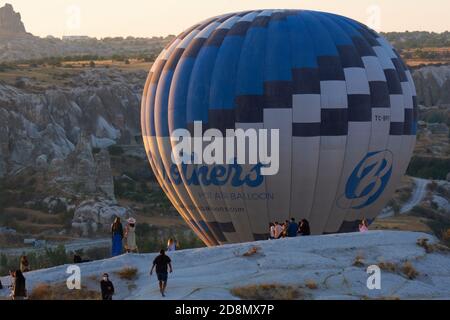 Riesige Heißluftballon fliegen den Felsen am Morgen in Kappadokien, Türkei Stockfoto