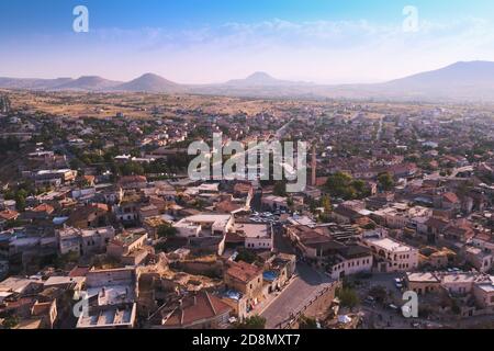 Panoramablick auf das Dorf Uchisar und Kappadokien Täler und Berge Stockfoto