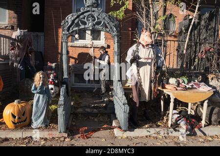 Ottawa, Kanada. Oktober 2020. Junger Mann, der ein grauenvolles Halloween-tableau in der Preston Straße in Little Italy Nachbarschaft aufstellte. Die Familie hat täglich eine andere Szene eingerichtet, die bis zum heutigen Finale führte, auch mit der diesjährigen gedeckten Feier. In diesem Jahr aufgrund der jüngsten Spitze in Covid 19 Rate der Infektion Ottawa Public Health sowie die Regierung von Ontario haben die Menschen gebeten, ihre Trick oder Behandlung Pläne in diesem Jahr stornieren, und stattdessen organisieren Haushalt spezifische Aktivitäten, Aber das hat den kreativen Geist vieler nicht behindert. Kredit: Meanderingemu/Alamy Live Nachrichten Stockfoto