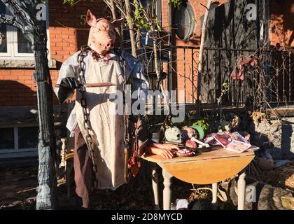 Ottawa, Kanada. Oktober 2020. Grauenhafte Halloween tableau auf Preston Straße in Little Italy Nachbarschaft. Mit einem Metzger mit einem Schweinekopf neben einem Tisch mit menschlichen Resten zum Verkauf Stockfoto