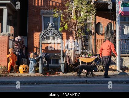 Ottawa, Kanada. Oktober 2020. Junger Mann, der ein grauenvolles Halloween-tableau in der Preston Straße in Little Italy Nachbarschaft aufstellte. Die Familie hat täglich eine andere Szene eingerichtet, die bis zum heutigen Finale führte, auch mit der diesjährigen gedeckten Feier. In diesem Jahr aufgrund der jüngsten Spitze in Covid 19 Rate der Infektion Ottawa Public Health sowie die Regierung von Ontario haben die Menschen gebeten, ihre Trick oder Behandlung Pläne in diesem Jahr stornieren, und stattdessen organisieren Haushalt spezifische Aktivitäten, Aber das hat den kreativen Geist vieler nicht behindert. Kredit: Meanderingemu/Alamy Live Nachrichten Stockfoto
