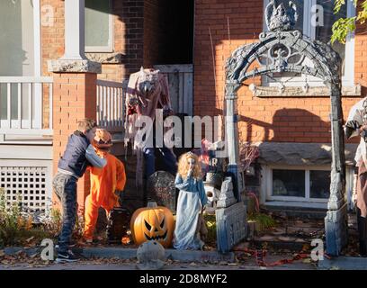 Ottawa, Kanada. Oktober 2020. Junger Mann, der ein grauenvolles Halloween-tableau in der Preston Straße in Little Italy Nachbarschaft aufstellte. Die Familie hat täglich eine andere Szene eingerichtet, die bis zum heutigen Finale führte, auch mit der diesjährigen gedeckten Feier. In diesem Jahr aufgrund der jüngsten Spitze in Covid 19 Rate der Infektion Ottawa Public Health sowie die Regierung von Ontario haben die Menschen gebeten, ihre Trick oder Behandlung Pläne in diesem Jahr stornieren, und stattdessen organisieren Haushalt spezifische Aktivitäten, Aber das hat den kreativen Geist vieler nicht behindert. Kredit: Meanderingemu/Alamy Live Nachrichten Stockfoto