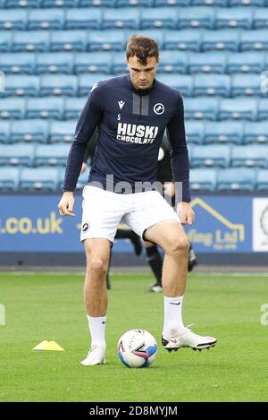 London, Großbritannien. Oktober 2020. Jake Cooper von Millwall erwärmt sich während des EFL Sky Bet Championship Matches zwischen Millwall und Huddersfield Town am 31. Oktober 2020 in Den, London, England. Foto von Ken Sparks. Nur redaktionelle Verwendung, Lizenz für kommerzielle Nutzung erforderlich. Keine Verwendung bei Wetten, Spielen oder Veröffentlichungen einzelner Vereine/Vereine/Spieler. Kredit: UK Sports Pics Ltd/Alamy Live Nachrichten Stockfoto