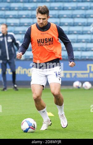 London, Großbritannien. Oktober 2020. Ryan Leonard von Millwall erwärmt sich während des EFL Sky Bet Championship Matches zwischen Millwall und Huddersfield Town in Den, London, England am 31. Oktober 2020. Foto von Ken Sparks. Nur redaktionelle Verwendung, Lizenz für kommerzielle Nutzung erforderlich. Keine Verwendung bei Wetten, Spielen oder Veröffentlichungen einzelner Vereine/Vereine/Spieler. Kredit: UK Sports Pics Ltd/Alamy Live Nachrichten Stockfoto