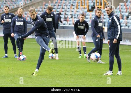 London, Großbritannien. Oktober 2020. Jón Daði Böðvarsson of Millwall erwärmt sich während des EFL Sky Bet Championship Matches zwischen Millwall und Huddersfield Town am 31. Oktober 2020 in Den, London, England. Foto von Ken Sparks. Nur redaktionelle Verwendung, Lizenz für kommerzielle Nutzung erforderlich. Keine Verwendung bei Wetten, Spielen oder Veröffentlichungen einzelner Vereine/Vereine/Spieler. Kredit: UK Sports Pics Ltd/Alamy Live Nachrichten Stockfoto