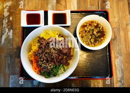 Bibimbap Schüssel mit Rindfleisch in einem koreanischen Restaurant. Bibimbap ist eine koreanische Spezialität. Stockfoto