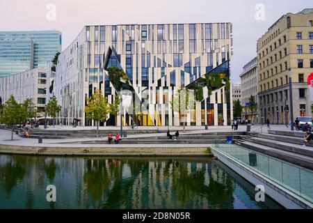 Der "Kö-Bogen", ein moderner Gebäudekomplex, der vom New Yorker Stararchitekten Daniel Libeskind entworfen wurde, wurde 2013 fertiggestellt. Warmes Abendlicht im Spätsommer. Stockfoto