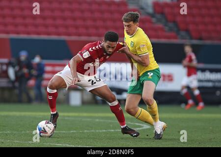 Bristol, Großbritannien. Oktober 2020. ZAK Vyner von Bristol City und Jordan Hugill von Norwich City während des EFL Sky Bet Championship Matches zwischen Bristol City und Norwich City am Ashton Gate, Bristol, England am 31. Oktober 2020. Foto von Dave Peters. Nur redaktionelle Verwendung, Lizenz für kommerzielle Nutzung erforderlich. Keine Verwendung bei Wetten, Spielen oder Veröffentlichungen einzelner Vereine/Vereine/Spieler. Kredit: UK Sports Pics Ltd/Alamy Live Nachrichten Stockfoto