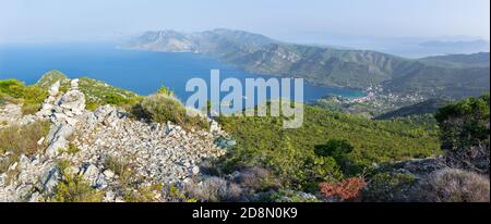 Kroatien - Die panoramatische Landschaft und die Küste der Halbinsel Peliesac bei Zuliana von der Spitze Sveti Ivan bei Sonnenaufgang Stockfoto