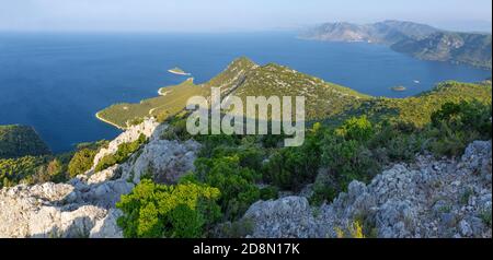 Kroatien - Die panoramatische Landschaft und die Küste der Halbinsel Peliesac bei Zuliana von der Spitze Sveti Ivan bei Sonnenaufgang Stockfoto