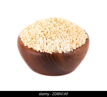 Sesamsamen in Holzschale, isoliert auf weißem Hintergrund. Organische trockene Sesamsamen. Stockfoto