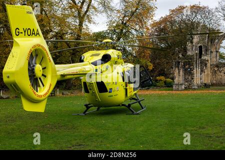 Der Yorkshire Air Ambulance H145 Helikopter steht auf dem Gelände der St. Mary's Abbey zur Verfügung. Museum Gardens, City of York, Großbritannien Stockfoto