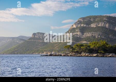Kroatien - die Landschaft und die Küste der Halbinsel Peliesac . Stockfoto