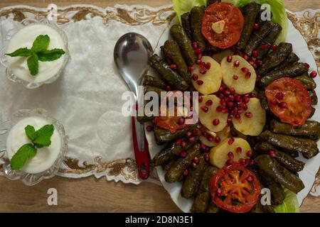 Arabisches Zuhause Traditionelles Essen - libanesische gefüllte Traubenblätter bekannt Als Warak Enab Stockfoto