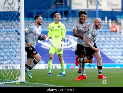 Charlton Athletic's Jonny Williams (rechts) feiert das erste Tor seiner Spielseite während des Sky Bet League One Matches im Fratton Park, Portsmouth. Stockfoto