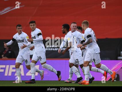 Vitality Stadium, Bournemouth, Dorset, Großbritannien. Oktober 2020. English Football League Championship Football, Bournemouth Athletic versus Derby County; Graeme&#xa0;Shinnie von Derby County feiert mit seinem Team nach dem Scoring in 14. Minute 0-1 Credit: Action Plus Sports/Alamy Live News Stockfoto