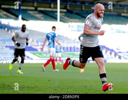 Charlton Athletic's Jonny Williams (rechts) feiert das erste Tor seiner Spielseite während des Sky Bet League One Matches im Fratton Park, Portsmouth. Stockfoto