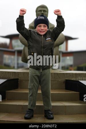 Jacob Newson, an seinem siebten Geburtstag, posiert für ein Foto am The Battle of Britain Memorial in Folkestone, nach einem 30 Meilen zweitägigen Wohltätigkeitsspaziergang von der ehemaligen Stätte von RAF Manston in Ramsgate, zugunsten des Royal Air Force Benevolent Fund. Stockfoto