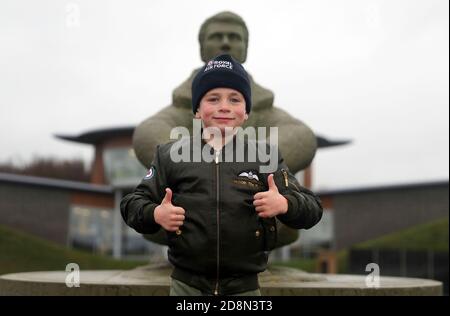 Jacob Newson, an seinem siebten Geburtstag, posiert für ein Foto am The Battle of Britain Memorial in Folkestone, nach einem 30 Meilen zweitägigen Wohltätigkeitsspaziergang von der ehemaligen Stätte von RAF Manston in Ramsgate, zugunsten des Royal Air Force Benevolent Fund. Stockfoto