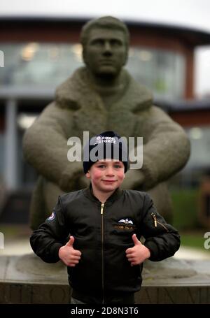 Jacob Newson, an seinem siebten Geburtstag, posiert für ein Foto am The Battle of Britain Memorial in Folkestone, nach einem 30 Meilen zweitägigen Wohltätigkeitsspaziergang von der ehemaligen Stätte von RAF Manston in Ramsgate, zugunsten des Royal Air Force Benevolent Fund. Stockfoto