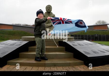 Jacob Newson, an seinem siebten Geburtstag, posiert für ein Foto am The Battle of Britain Memorial in Folkestone, nach einem 30 Meilen zweitägigen Wohltätigkeitsspaziergang von der ehemaligen Stätte von RAF Manston in Ramsgate, zugunsten des Royal Air Force Benevolent Fund. Stockfoto