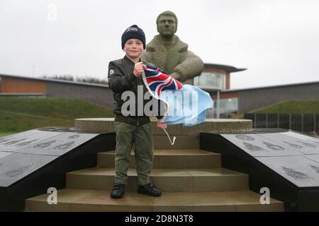 Jacob Newson, an seinem siebten Geburtstag, posiert für ein Foto am The Battle of Britain Memorial in Folkestone, nach einem 30 Meilen zweitägigen Wohltätigkeitsspaziergang von der ehemaligen Stätte von RAF Manston in Ramsgate, zugunsten des Royal Air Force Benevolent Fund. Stockfoto