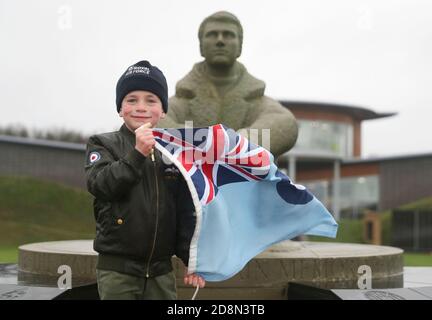 Jacob Newson, an seinem siebten Geburtstag, posiert für ein Foto am The Battle of Britain Memorial in Folkestone, nach einem 30 Meilen zweitägigen Wohltätigkeitsspaziergang von der ehemaligen Stätte von RAF Manston in Ramsgate, zugunsten des Royal Air Force Benevolent Fund. Stockfoto