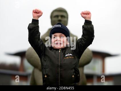 Jacob Newson, an seinem siebten Geburtstag, posiert für ein Foto am The Battle of Britain Memorial in Folkestone, nach einem 30 Meilen zweitägigen Wohltätigkeitsspaziergang von der ehemaligen Stätte von RAF Manston in Ramsgate, zugunsten des Royal Air Force Benevolent Fund. Stockfoto