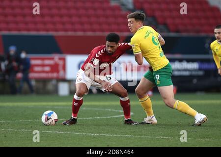 Bristol, Großbritannien. Oktober 2020. ZAK Vyner von Bristol City und Jordan Hugill von Norwich City während des EFL Sky Bet Championship Matches zwischen Bristol City und Norwich City am Ashton Gate, Bristol, England am 31. Oktober 2020. Foto von Dave Peters. Nur redaktionelle Verwendung, Lizenz für kommerzielle Nutzung erforderlich. Keine Verwendung bei Wetten, Spielen oder Veröffentlichungen einzelner Vereine/Vereine/Spieler. Kredit: UK Sports Pics Ltd/Alamy Live Nachrichten Stockfoto
