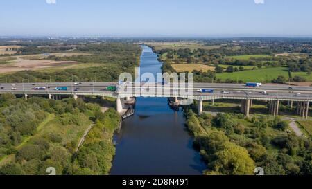 Thelwall Viaduct bei Manchester und Warrington. Autobahn M6 über einen Fluss. Stockfoto