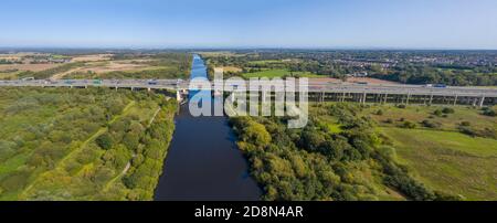 Thelwall Viaduct bei Manchester und Warrington. Autobahn M6 über einen Fluss. Stockfoto