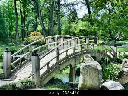 Zugeschnittenes Foto einer Brücke in einem japanischen Garten. Uncropped Original von James De Mers auf der öffentlichen Domain-Seite Pixabay. Stockfoto