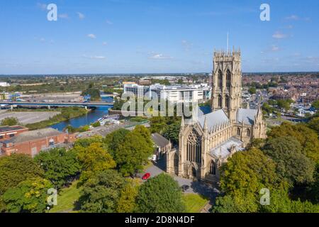 St George Church Doncaster, South Yorkshire Minster fotografiert von oben an einem sonnigen Tag. Luftaufnahme von Doncaster Stockfoto