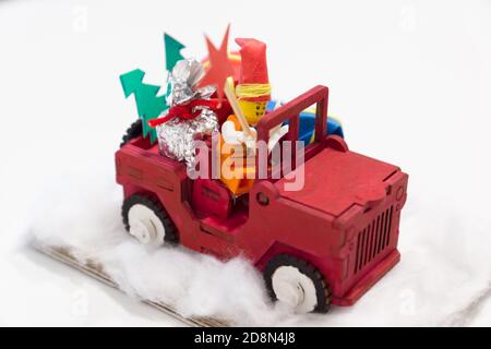 Kleine Weihnachten Spielzeug hausgemachte in Form eines Autos mit Geschenken Stockfoto