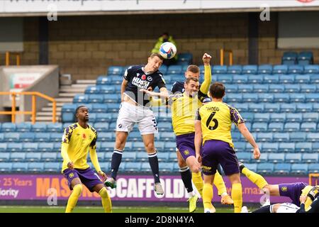 LONDON, ENGLAND. 31. OKTOBER Murray Wallace von Millwall bestreitet einen Header mit Harry Toffolo von Huddersfield während des Sky Bet Championship Matches zwischen Millwall und Huddersfield Town im The Den, London am Samstag, 31. Oktober 2020. (Kredit: Ivan Yordanov, MI Nachrichten) Kredit: MI Nachrichten & Sport /Alamy Live Nachrichten Stockfoto