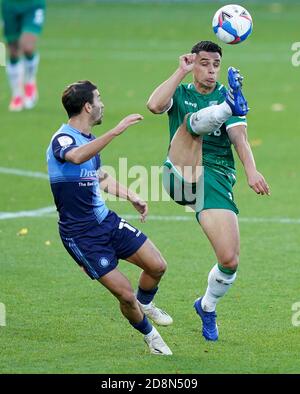 Joey Pelupessy (rechts) von Sheffield Wednesday und Scott Kashket von Wycombe Wanderers kämpfen während des Sky Bet Championship-Spiels im Adams Park, London, um den Ball. Stockfoto