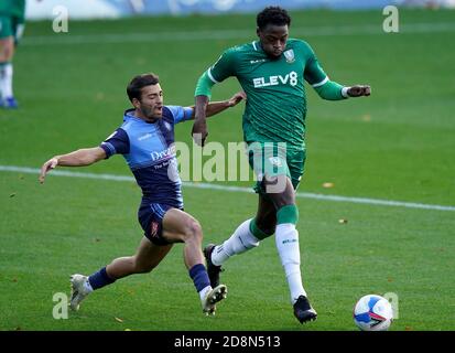 Dominic Iorfa (rechts) von Sheffield Wednesday und Scott Kashket von Wycombe Wanderers während des Sky Bet Championship-Spiels im Adams Park, London. Stockfoto