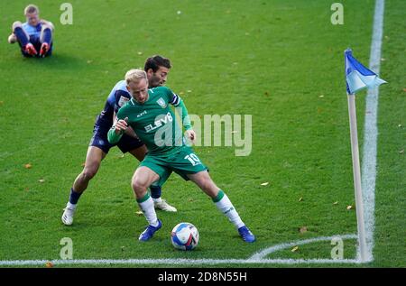 Barry Bannan (rechts) von Sheffield Wednesday und Scott Kashket von Wycombe Wanderers während des Sky Bet Championship-Spiels im Adams Park, London. Stockfoto