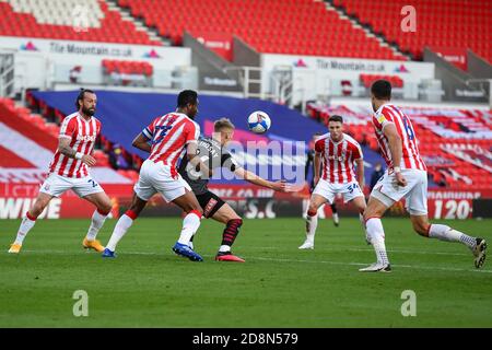 STOKE ON TRENT, ENGLAND. 31. OKTOBER Jamie Lindsay von Rotherham United schützt den Ball vor Mikel John Obi von Stoke City während des Sky Bet Championship-Spiels zwischen Stoke City und Rotherham United im Britannia Stadium, Stoke-on-Trent am Samstag, 31. Oktober 2020. (Kredit: Jon Hobley - MI News) Kredit: MI Nachrichten & Sport /Alamy Live Nachrichten Stockfoto