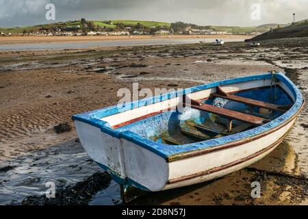 Appledore, North Devon, England. Samstag 31. Oktober 2020. Wetter in Großbritannien. Ein Tag mit strahlendem Sonnenschein und zeitweise schweren Regengüssen über der Flussmündung des Torridge in den malerischen Villagen Appledore und Instow in North Devon. Quelle: Terry Mathews/Alamy Live News Stockfoto