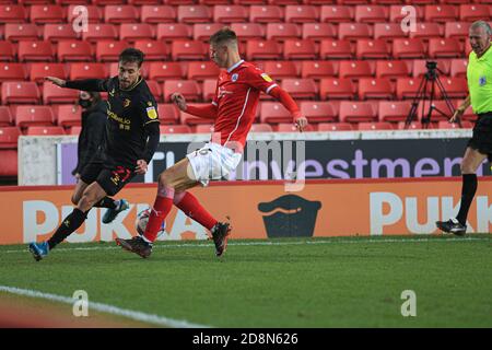 BARNSLEY, ENGLAND. 31. OKTOBER EIN Kampf um den Besitz zwischen Barnsleys Mads Anderson (6) und Watfords Kiko Femenia (21) während des Sky Bet Championship Matches zwischen Barnsley und Watford in Oakwell, Barnsley am Samstag, 31. Oktober 2020. (Kredit: Emily Moorby - MI News) Kredit: MI Nachrichten & Sport /Alamy Live Nachrichten Stockfoto