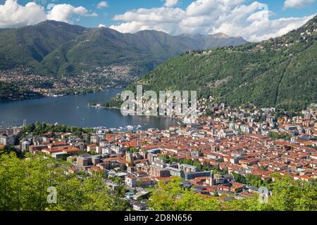 Como - die Stadt und der Comer See unter den alpen. Stockfoto