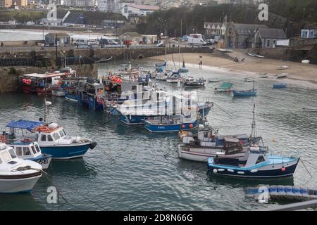 Fischerboote ruhen im Hafen von Newquay an der Küste Cornichs Stockfoto