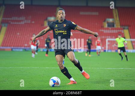 BARNSLEY, ENGLAND. 31. OKTOBER Watfords Joäo Pedro (10) hält den Ball während des Sky Bet Championship-Spiels zwischen Barnsley und Watford in Oakwell, Barnsley am Samstag, 31. Oktober 2020. (Kredit: Emily Moorby - MI News) Kredit: MI Nachrichten & Sport /Alamy Live Nachrichten Stockfoto