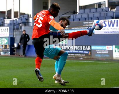 Kazenga LuaLua von Luton Town (links) und Brentford-Torwart David Raya Martin kämpfen beim Sky Bet Championship-Spiel in der Kenilworth Road, Luton, um den Ball. Stockfoto