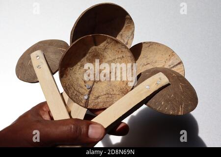 Traditionelle Kokospalmen Löffel. Stark, langlebig und gesund. Dies ist eine der vertrauenswürdigen Kreationen und wir werfen nie einmal ein Stück Kokosnussbaum. Stockfoto