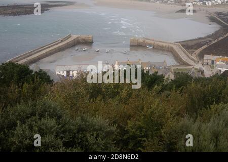 Der Hafen von Saint Michaels Mount Cornwall blickt von unten Die Burgmauer Stockfoto