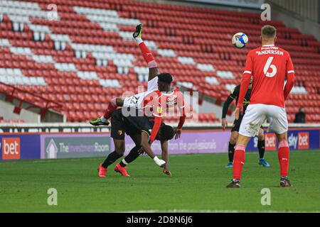 BARNSLEY, ENGLAND. 31. OKTOBER Barnsleys Clarke Oduor (22) kollidiert mit Watfords Nathaniel Chalobah (14), als er während des Sky Bet Championship-Spiels zwischen Barnsley und Watford in Oakwell, Barnsley, am Samstag, den 31. Oktober 2020 um den Ballbesitz kämpfte. (Kredit: Emily Moorby - MI News) Kredit: MI Nachrichten & Sport /Alamy Live Nachrichten Stockfoto